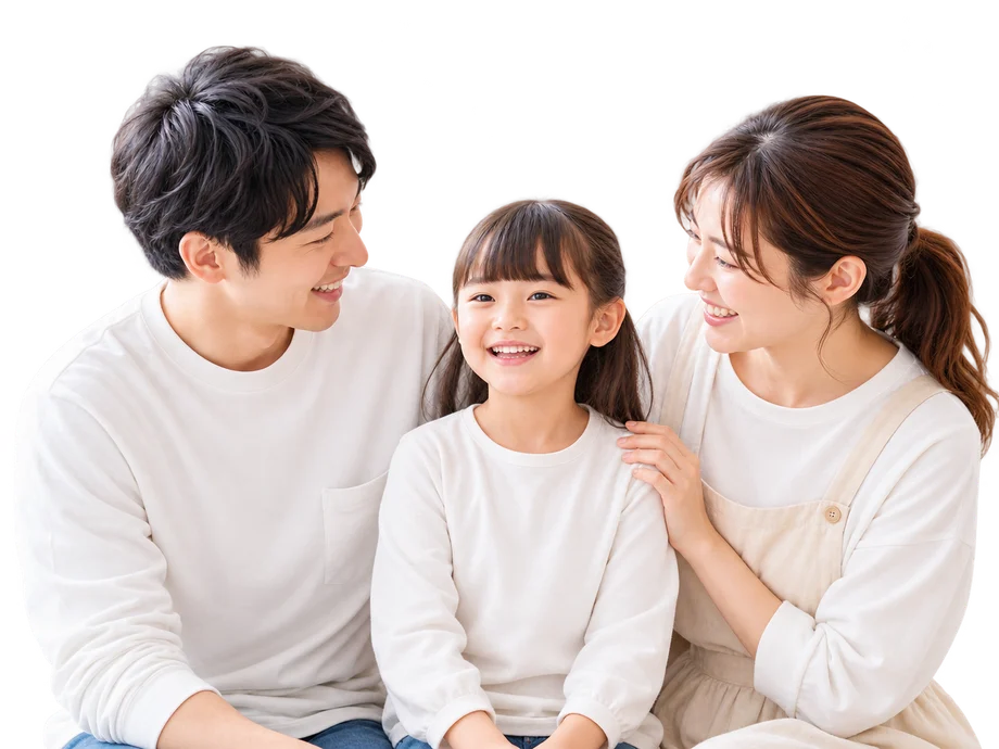 子どもと両親が向かい合って笑っている様子